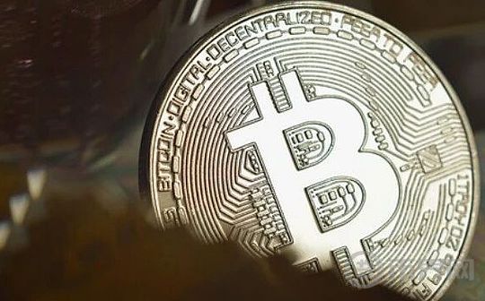 加密市场遭受严重打击，比特币跌破9万美元